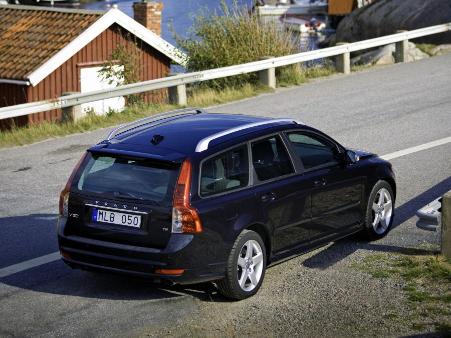  Volvo V50 R-Design 2008 года  (фото 8 из 17)